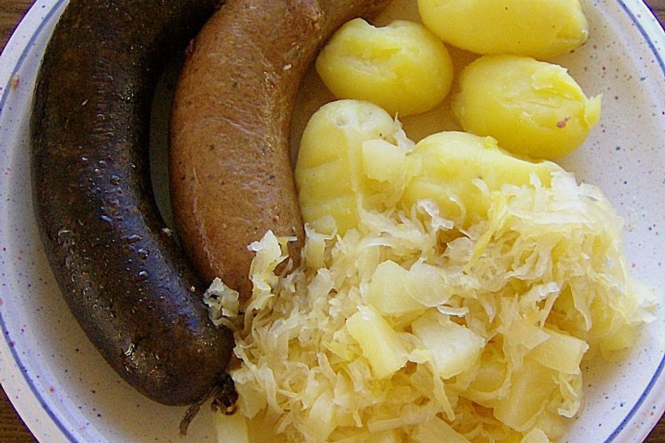 Blut - und Leberwurst mit Sauerkraut und Pellkartoffeln