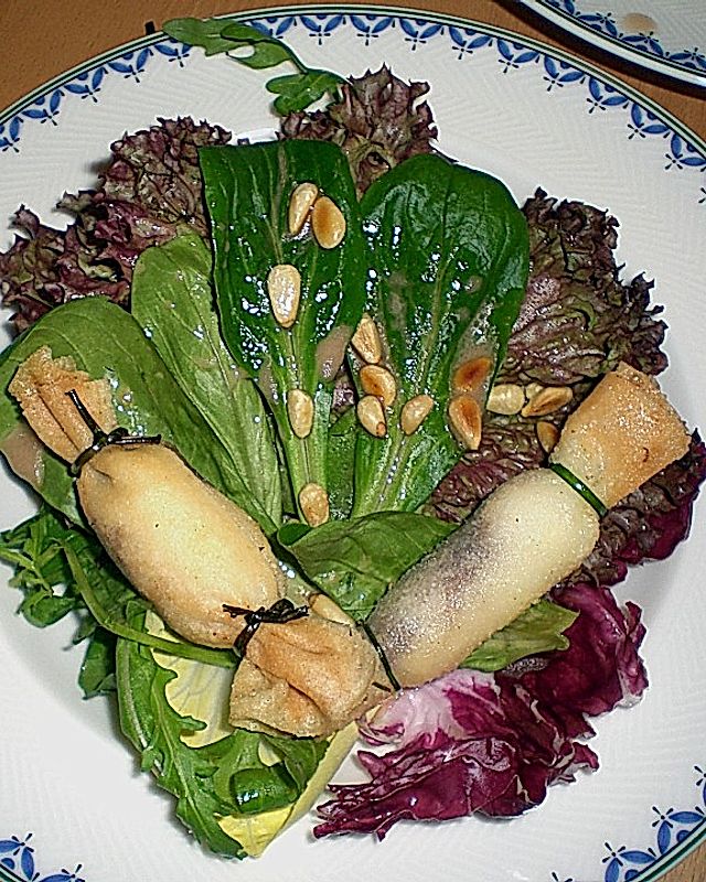 Blattsalat mit knusprigen Ziegenkäsebonbons