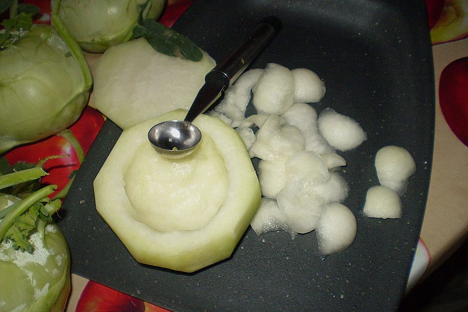 Gefüllte Kohlrabi in Sauerrahmsoße