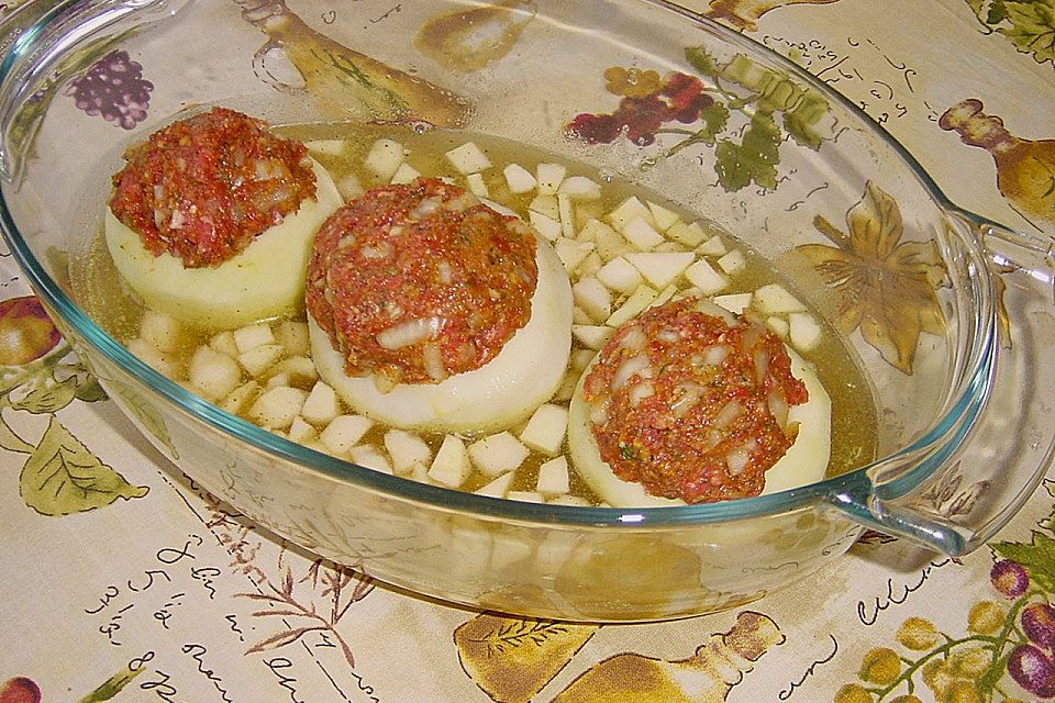 Gefüllte Kohlrabi in Sauerrahmsoße