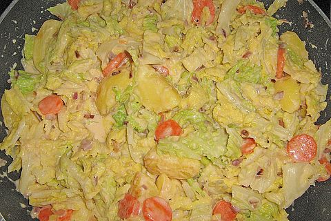 Wirsing-Pfanne mit Paprika und Zwiebeln