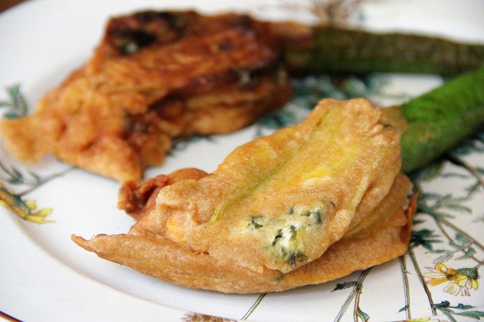 Gefüllte und frittierte Zucchiniblüten