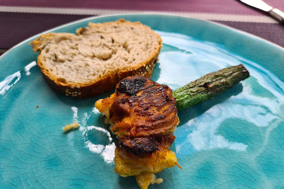 Gefüllte und frittierte Zucchiniblüten