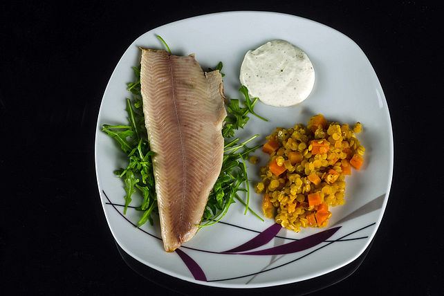 Geräuchertes Forellenfilet mit Meerrettich und roten Linsen von peerno ...