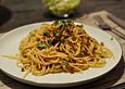 Spaghetti-carbonara-mit-Speck-und-Petersilie