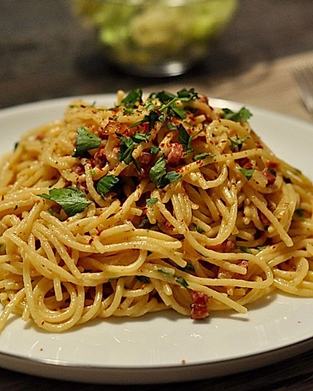 Spaghetti carbonara mit Speck und Petersilie