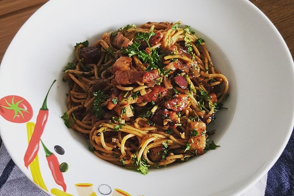 Spaghetti carbonara mit Speck und Petersilie