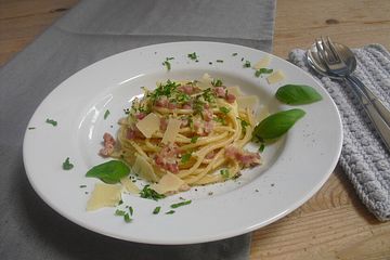 Spaghetti carbonara mit Speck und Petersilie