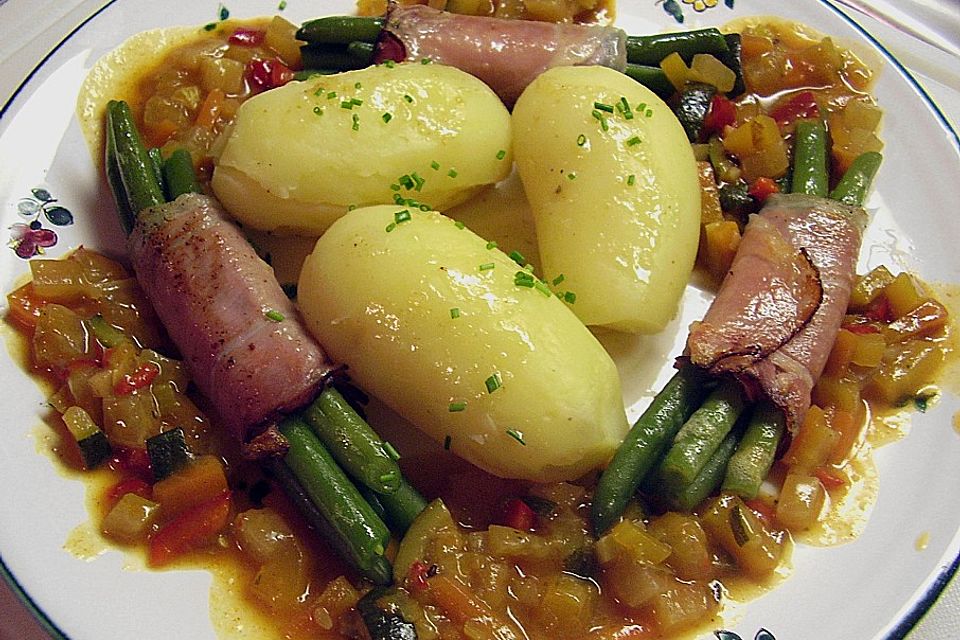 Bohnen - Speck - Rollen in Gemüsesoße