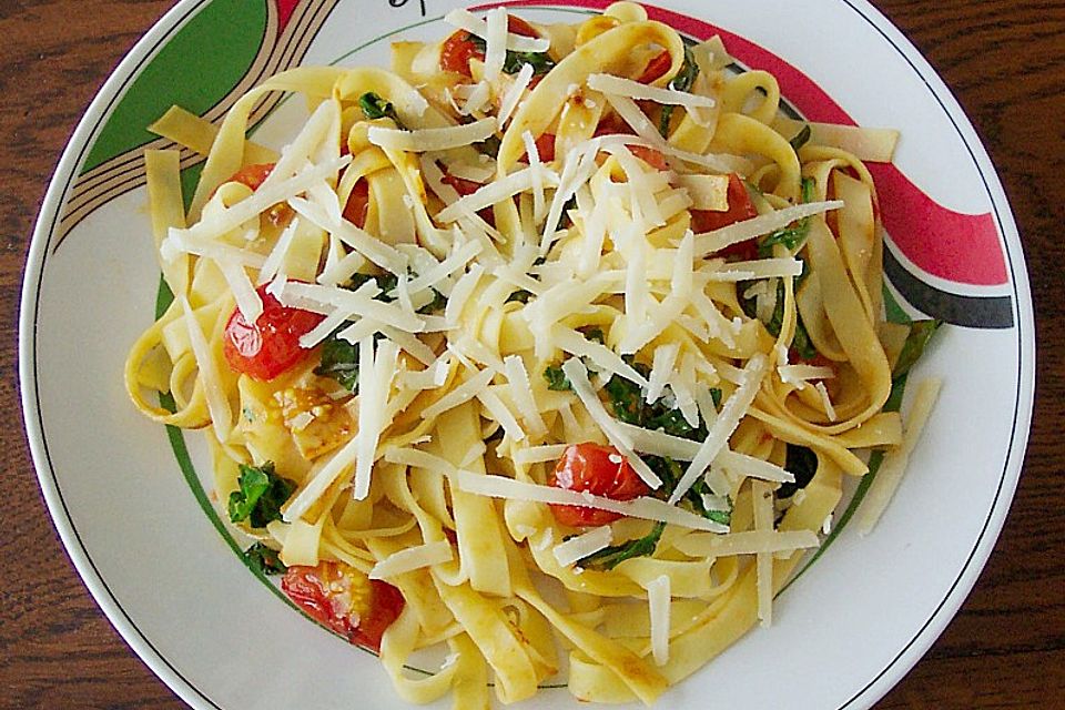 Tagliatelle mit Tomaten und Rucola