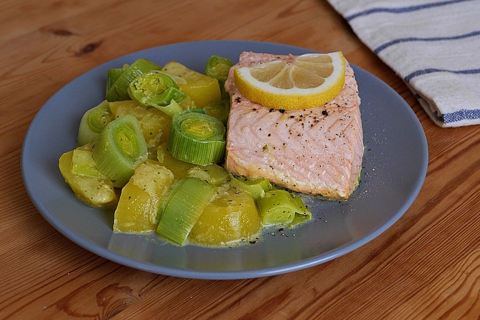 Lachsfilets auf Porree-Kartoffeln