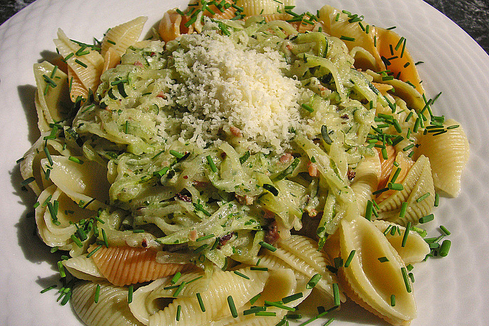 Penne mit Zucchini - Speck - Sauce