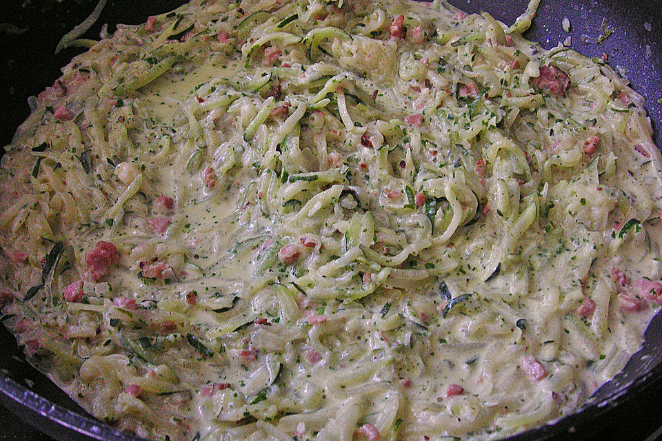 Penne mit Zucchini - Speck - Sauce