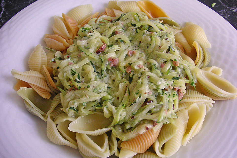 Penne mit Zucchini - Speck - Sauce