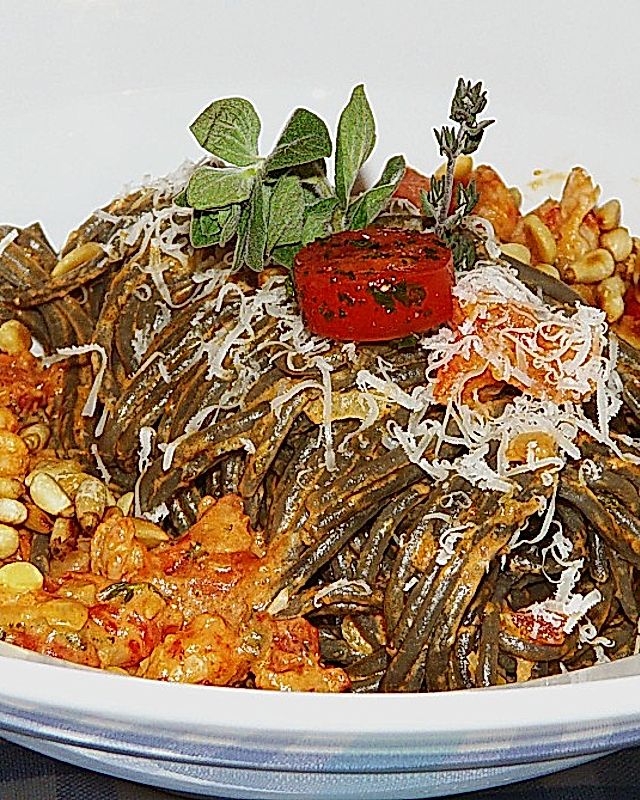 Spaghetti Nero in Tomaten - Gorgonzola - Sauce mit Garnelen
