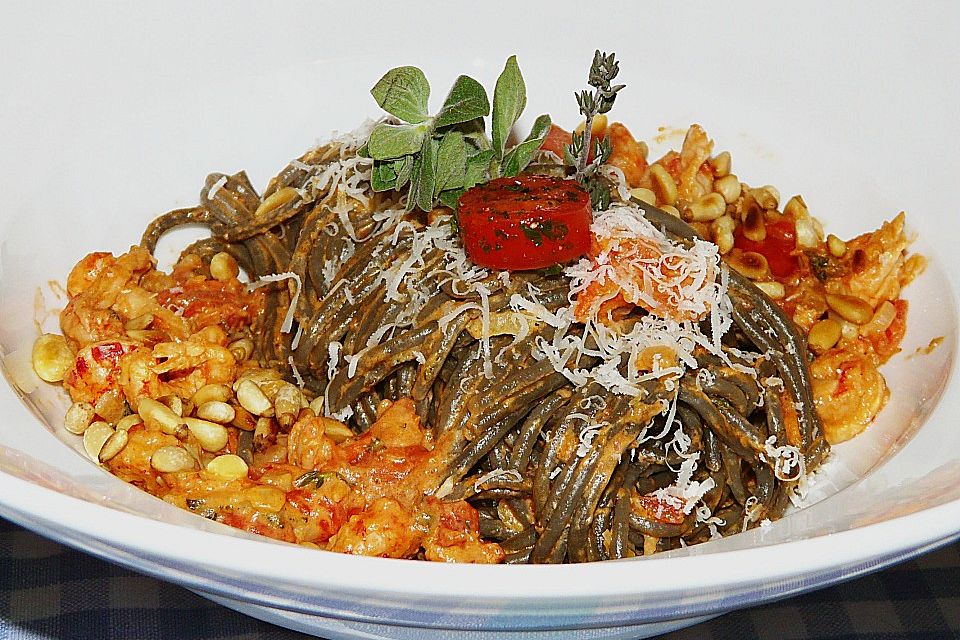 Spaghetti Nero in Tomaten - Gorgonzola - Sauce mit Garnelen