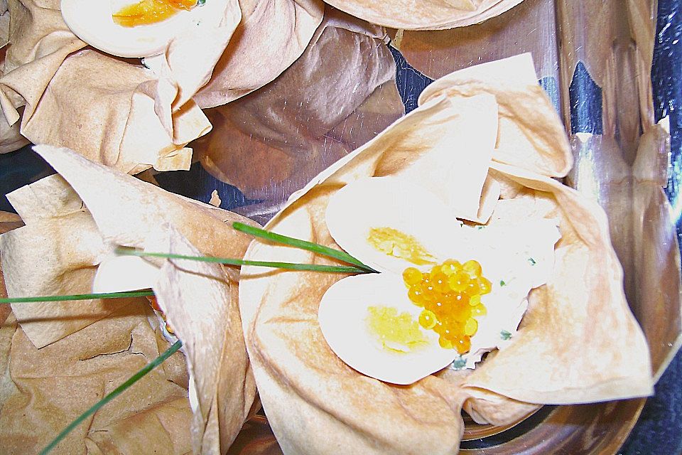 Wachteleier mit Crème fraîche und Forellenkaviar im Filoteigkörbchen