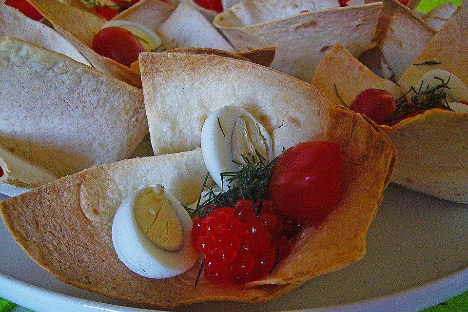 Wachteleier mit Crème fraîche und Forellenkaviar im Filoteigkörbchen