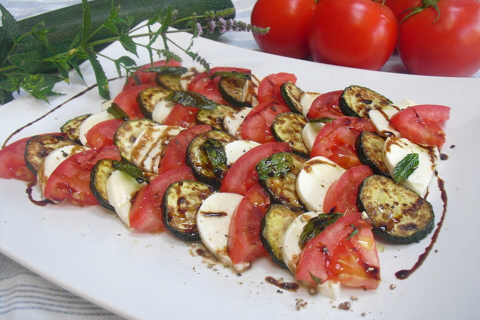 Leichter Zucchini - Tomaten - Mozzarella - Salat