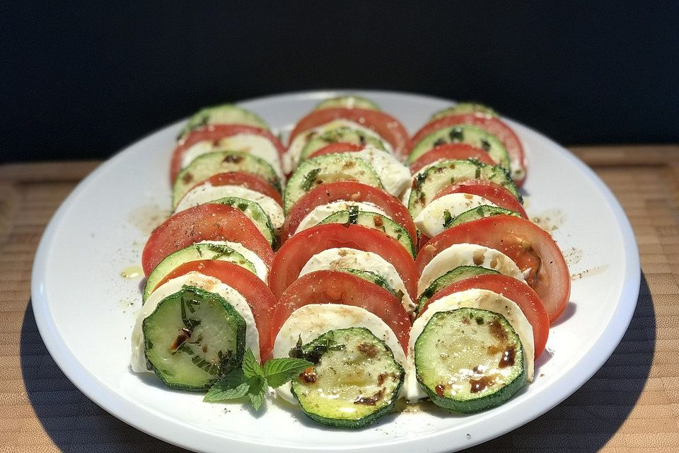 Leichter Zucchini - Tomaten - Mozzarella - Salat