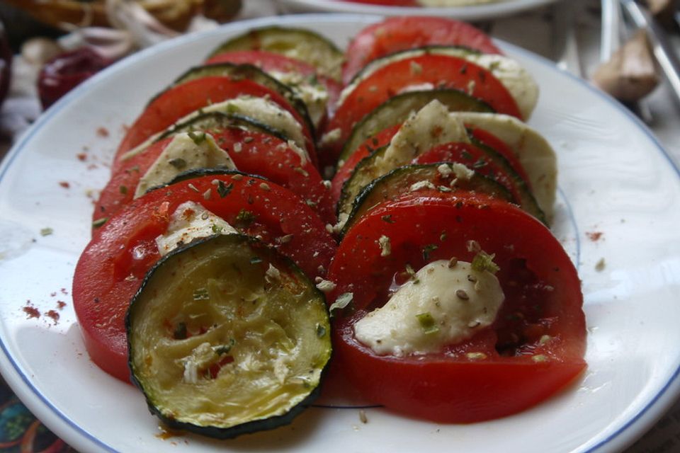 Leichter Zucchini - Tomaten - Mozzarella - Salat