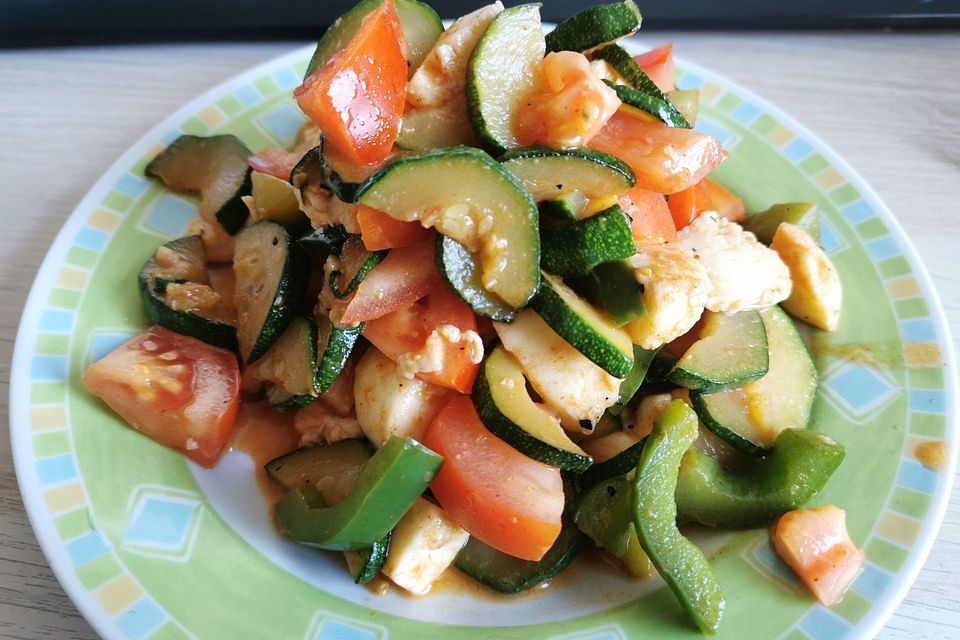 Leichter Zucchini - Tomaten - Mozzarella - Salat