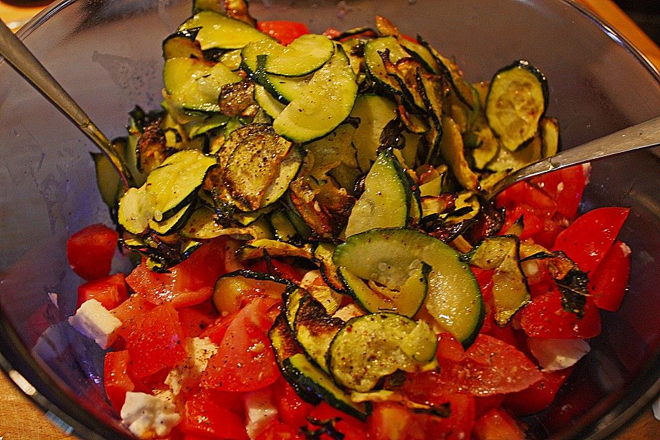 Leichter Zucchini - Tomaten - Mozzarella - Salat