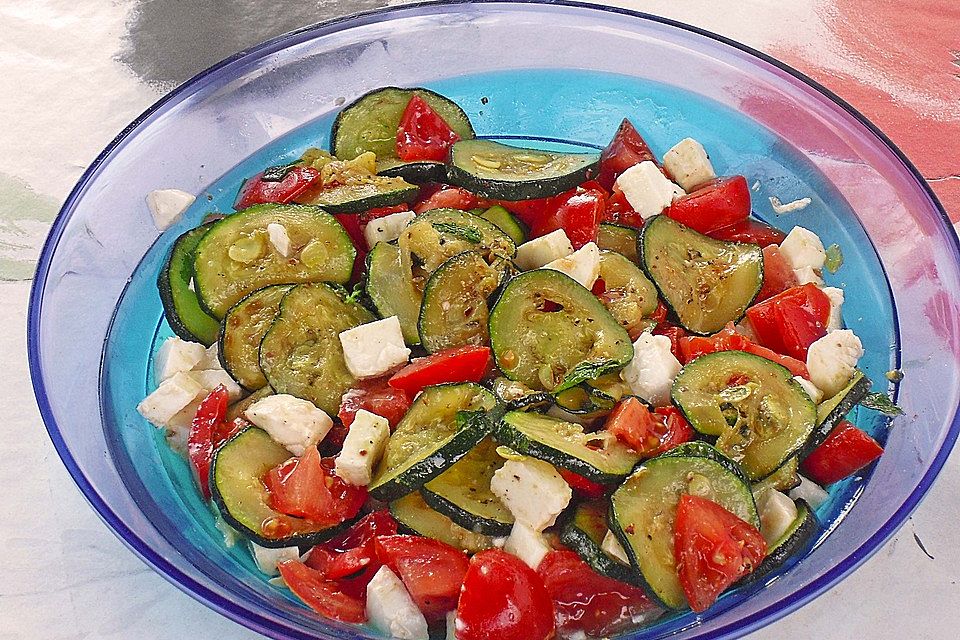 Leichter Zucchini - Tomaten - Mozzarella - Salat