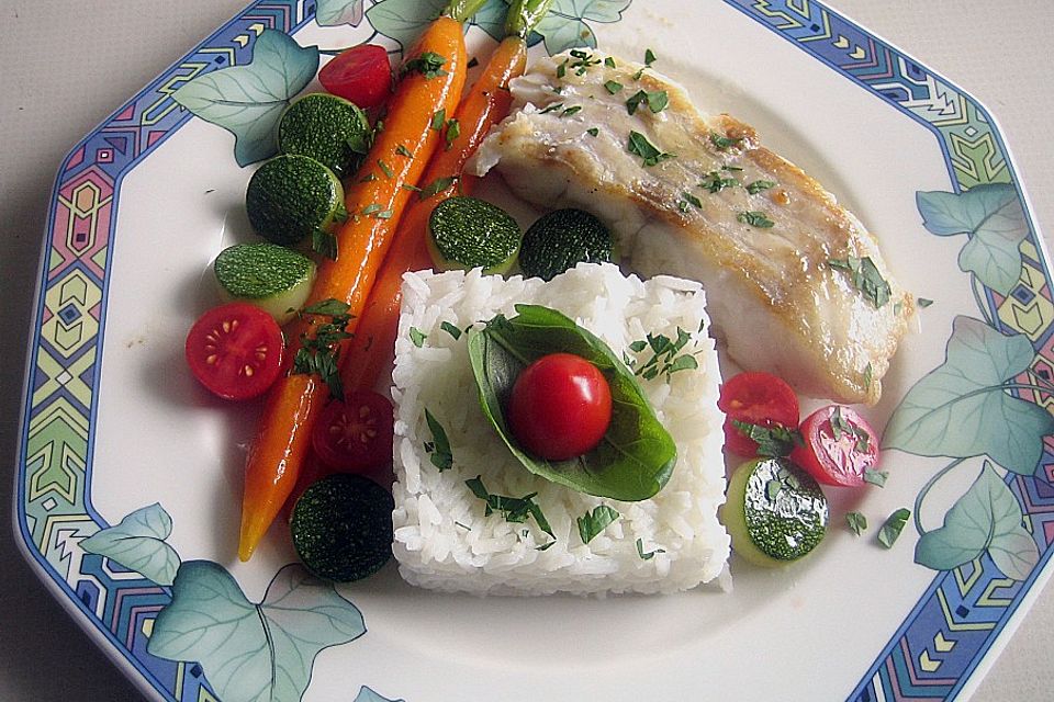 Seehechtfilets mit glasierten Möhren, Zucchini und Tomaten