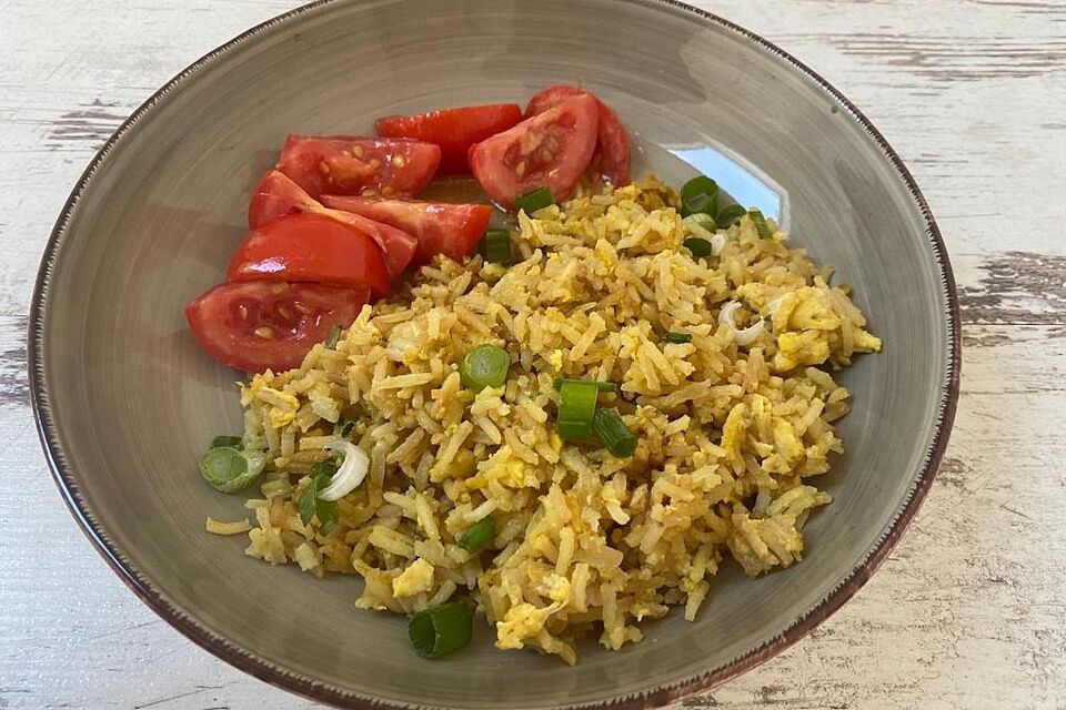 Gebratener Naturreis mit Tomatensalat