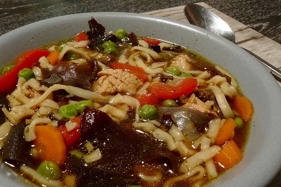 Asiatische Hühner - Nudelsuppe