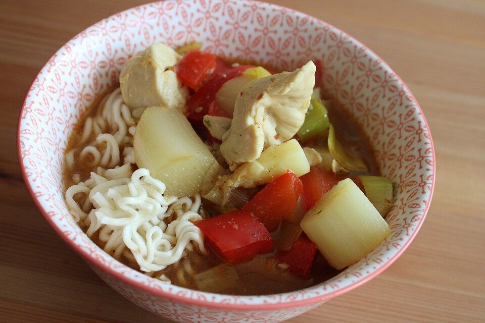 Asiatische Hühner - Nudelsuppe