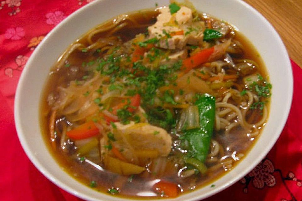 Asiatische Hühner - Nudelsuppe