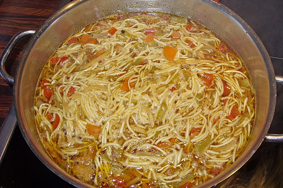 Asiatische Hühner - Nudelsuppe