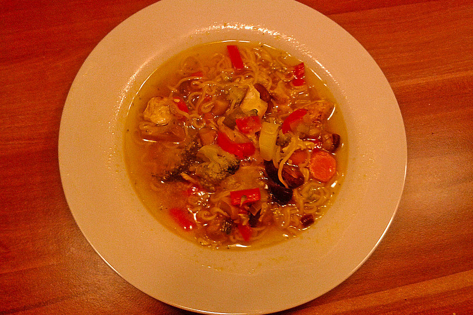 Asiatische Hühner - Nudelsuppe