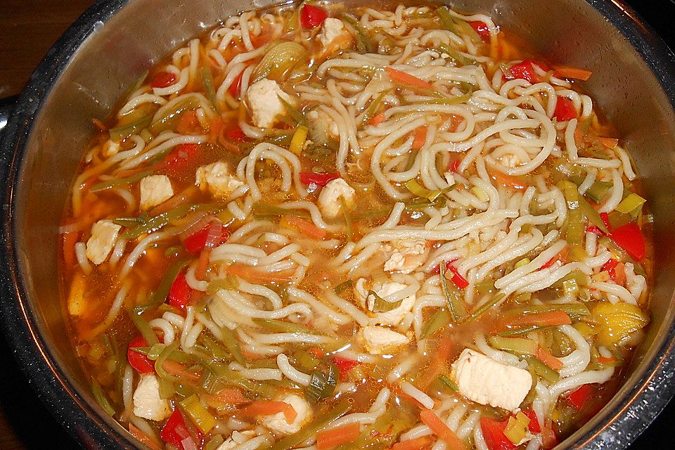 Asiatische Hühner - Nudelsuppe