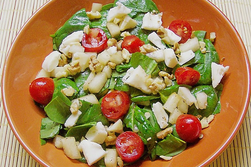 Spinatsalat mit Käse und Birnen