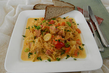 Sauerkrauttopf mit Tomaten und Kasseler