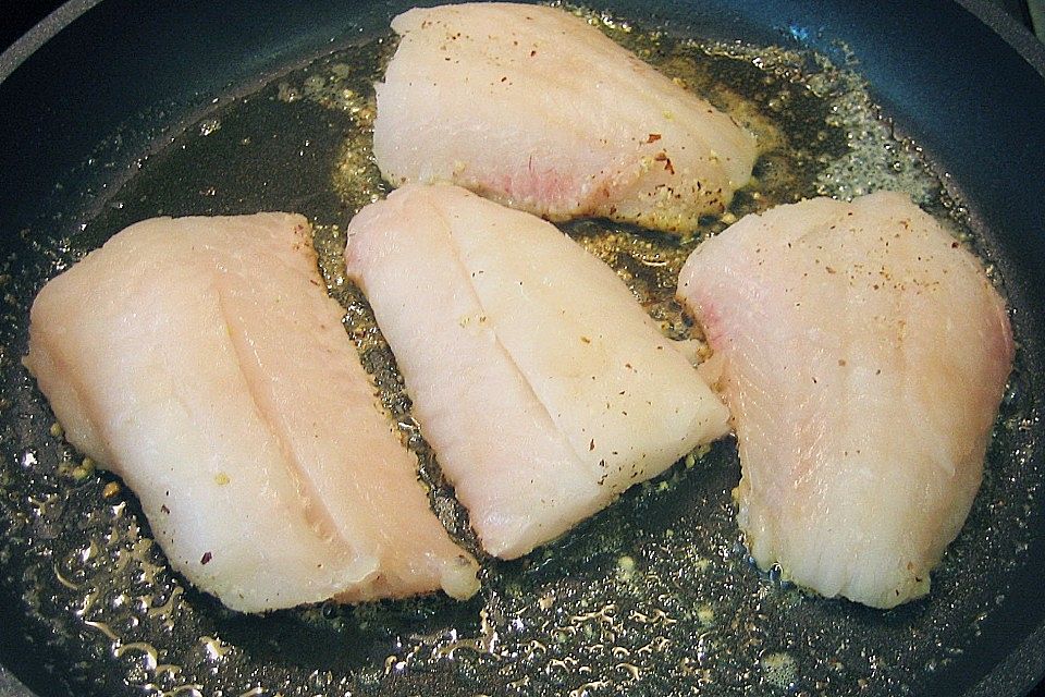 Rotbarschfilet mit Haselnusspanade, Tomatensauce und Minipaprika