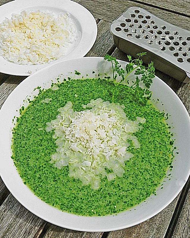 Rahmsuppe vom Feldsalat mit Parmesan