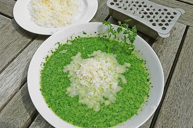 Rahmsuppe vom Feldsalat mit Parmesan| Chefkoch