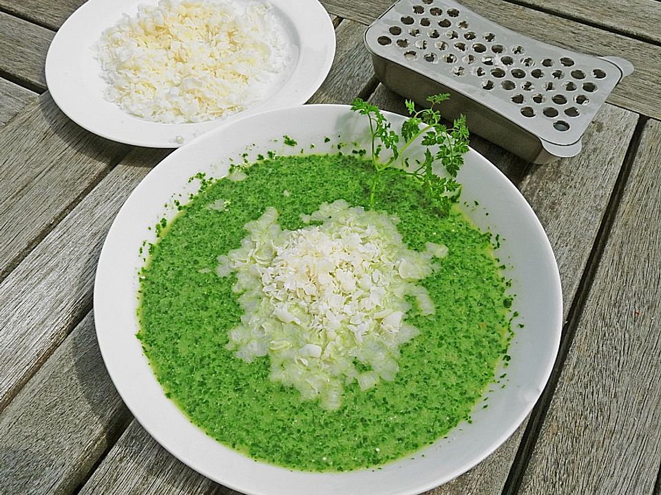 Rahmsuppe vom Feldsalat mit Parmesan| Chefkoch