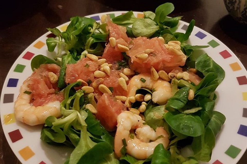 Feldsalat mit Scampi und rosa Grapefruit