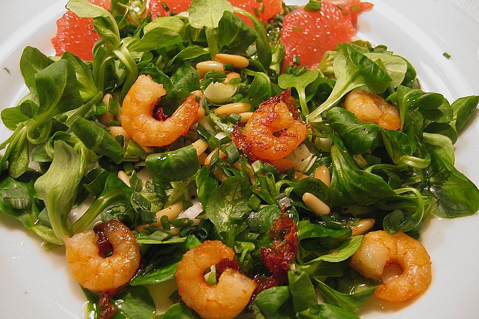 Feldsalat mit Scampi und rosa Grapefruit