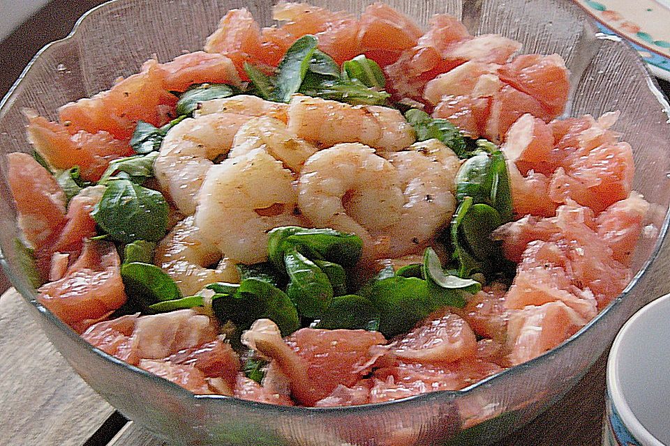 Feldsalat mit Scampi und rosa Grapefruit