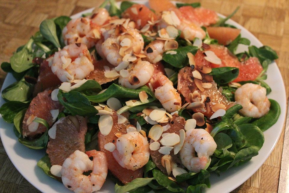 Feldsalat mit Scampi und rosa Grapefruit