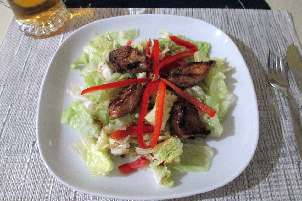 Bunter Salat mit Schweinefilet, Champignons und Walnüssen