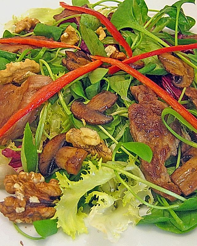 Bunter Salat mit Schweinefilet, Champignons und Walnüssen