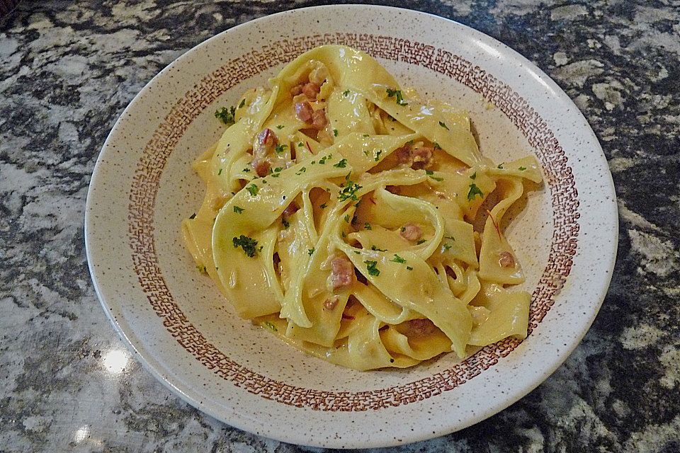 Spaghetti mit Safran und Schinken