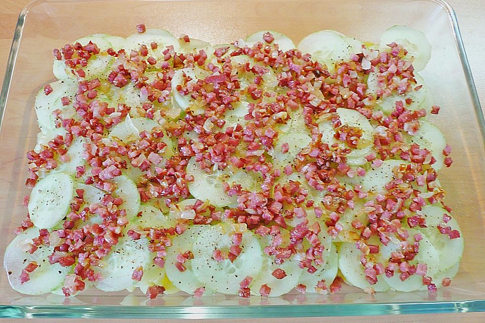 Kartoffelsalat mit Gurke und Schinken